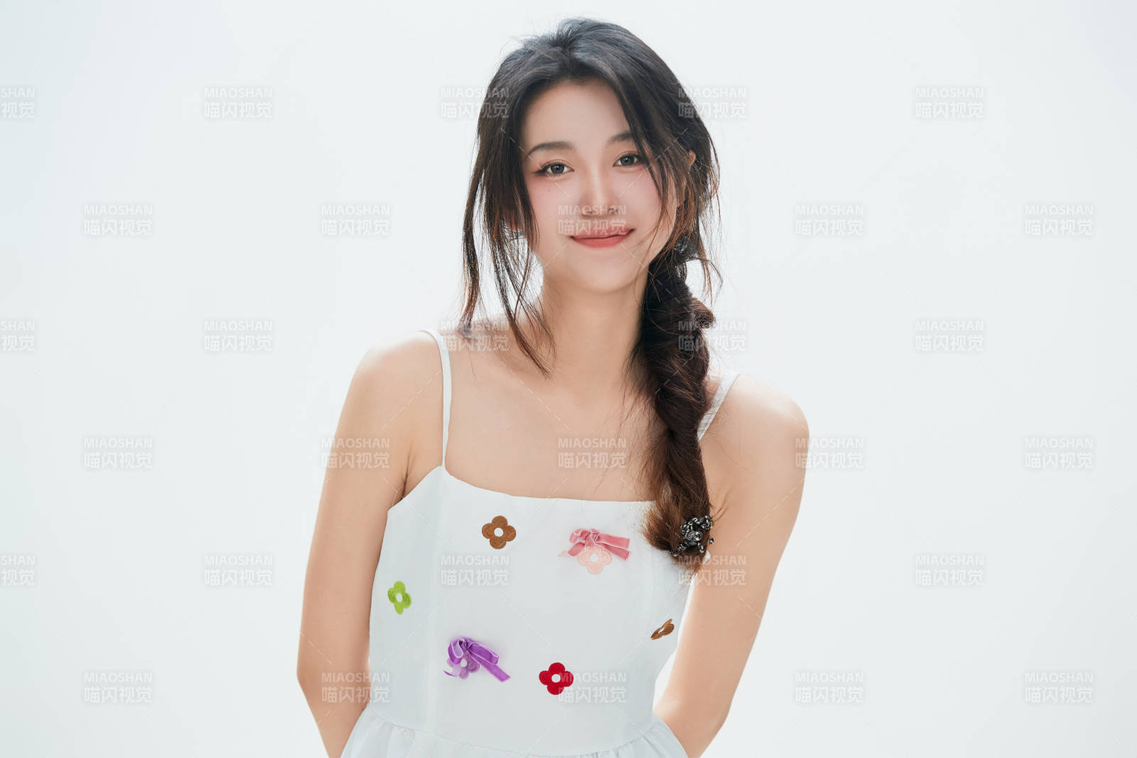 白色背景里的中国女性大学生图片