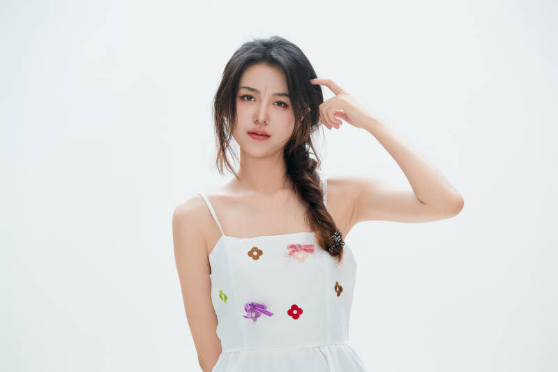 白色背景里的中国女性大学生图片