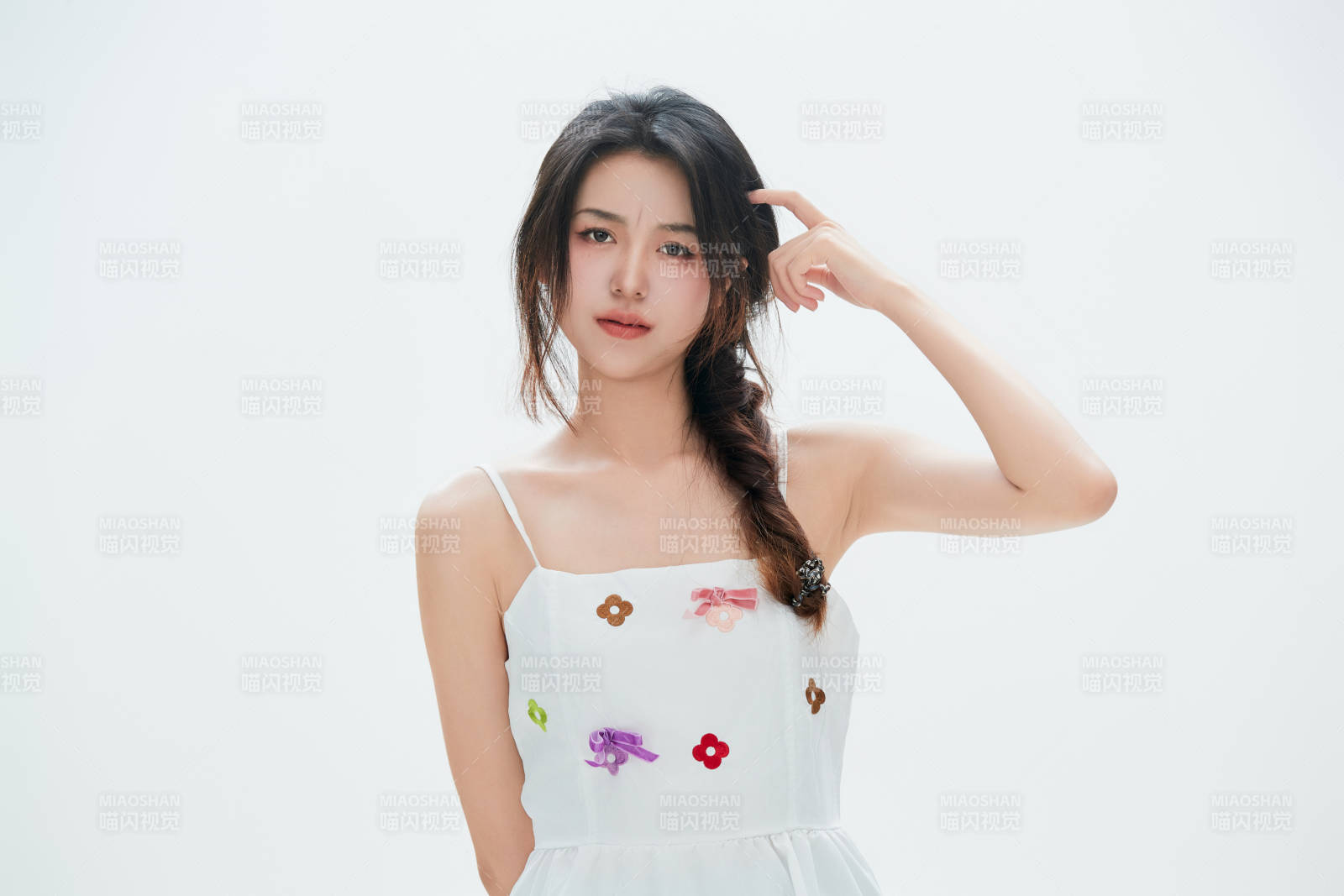 白色背景里的中国女性大学生图片