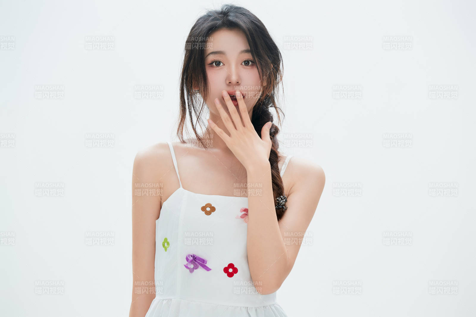 白色背景里的中国女性大学生图片