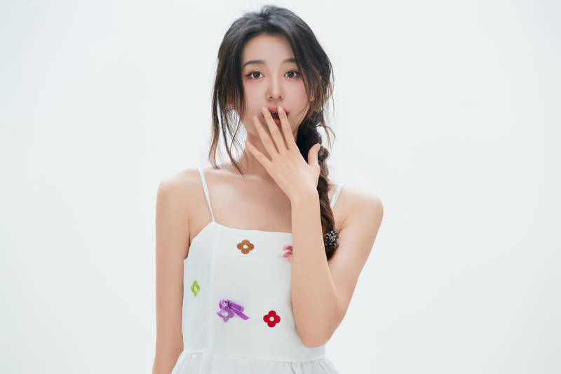 白色背景里的中国女性大学生图片