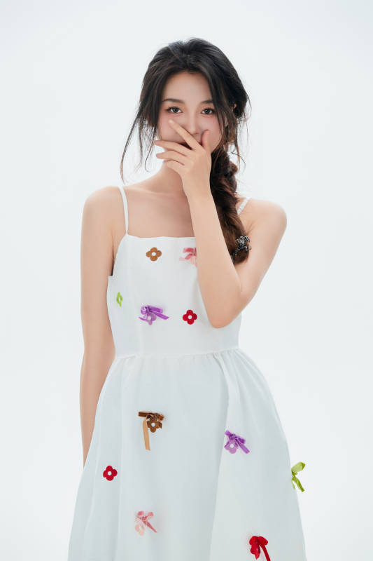 白色背景里的中国女性大学生图片