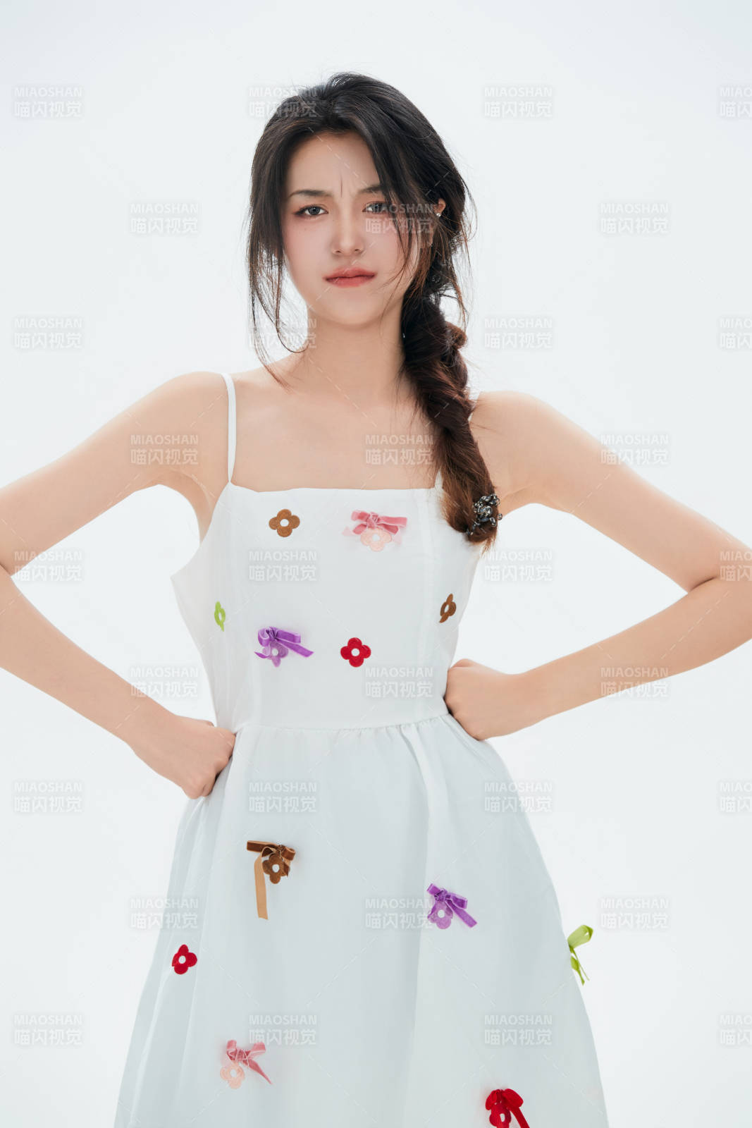 白色背景里的中国女性大学生图片