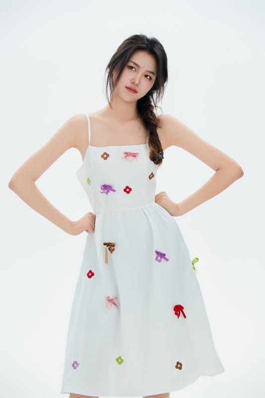 白色背景里的中国女性大学生图片