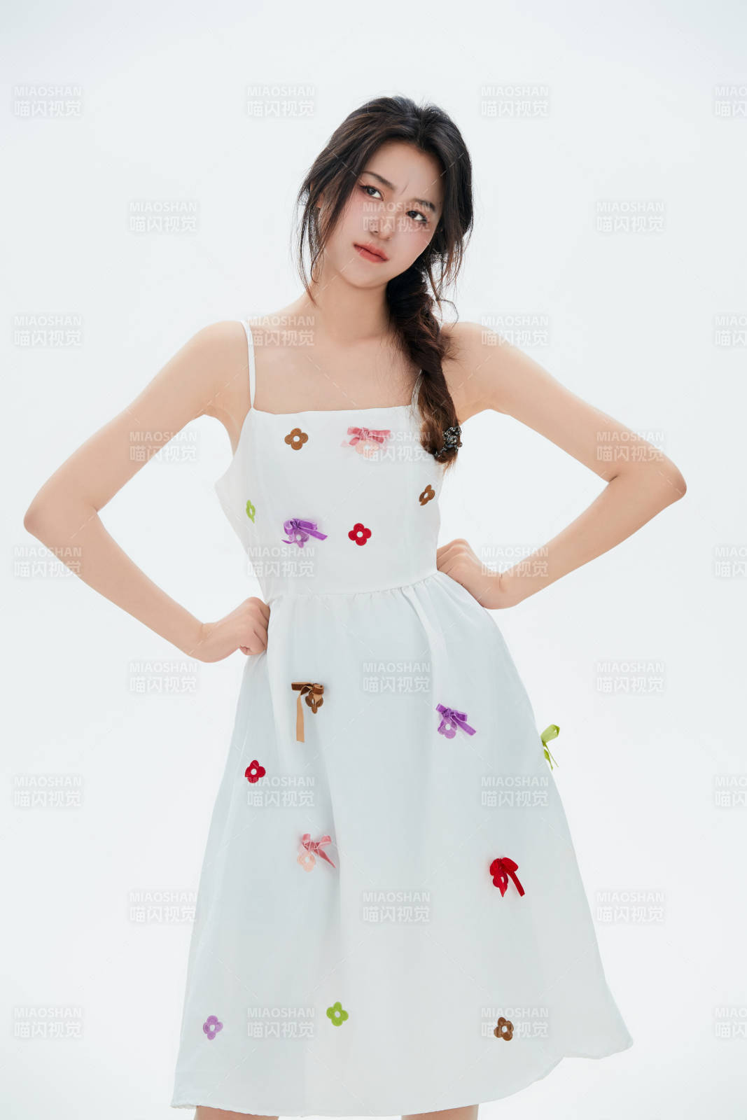 白色背景里的中国女性大学生图片