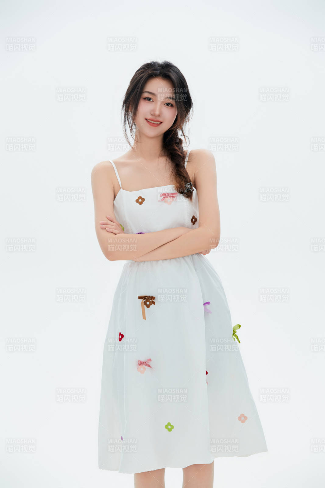 白色背景里的中国女性大学生图片