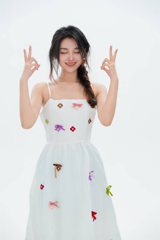 白色背景里的中国女性大学生图片