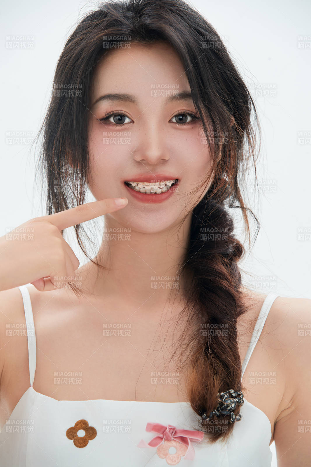 佩戴牙齿矫正器的亚洲美女牙齿矫正牙科图片