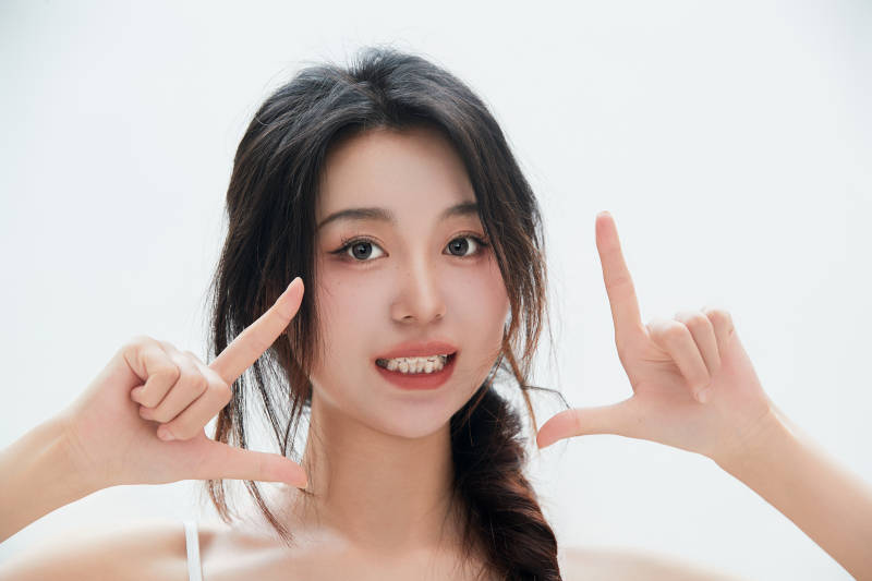 佩戴牙齿矫正器的亚洲美女牙齿矫正牙科图片