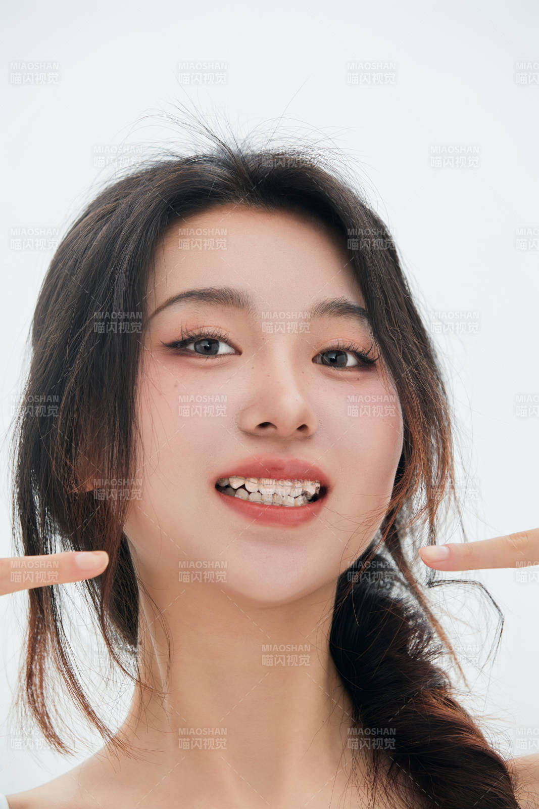 佩戴牙齿矫正器的亚洲美女牙齿矫正牙科图片