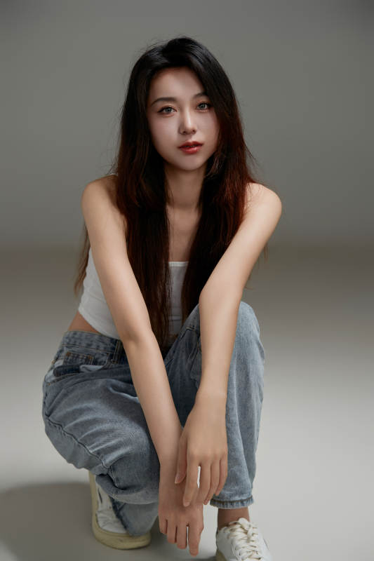 年轻活力亚洲年轻女性形象图片