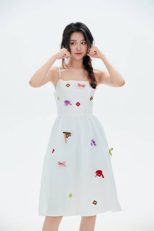 白色背景里的中国女性大学生图片