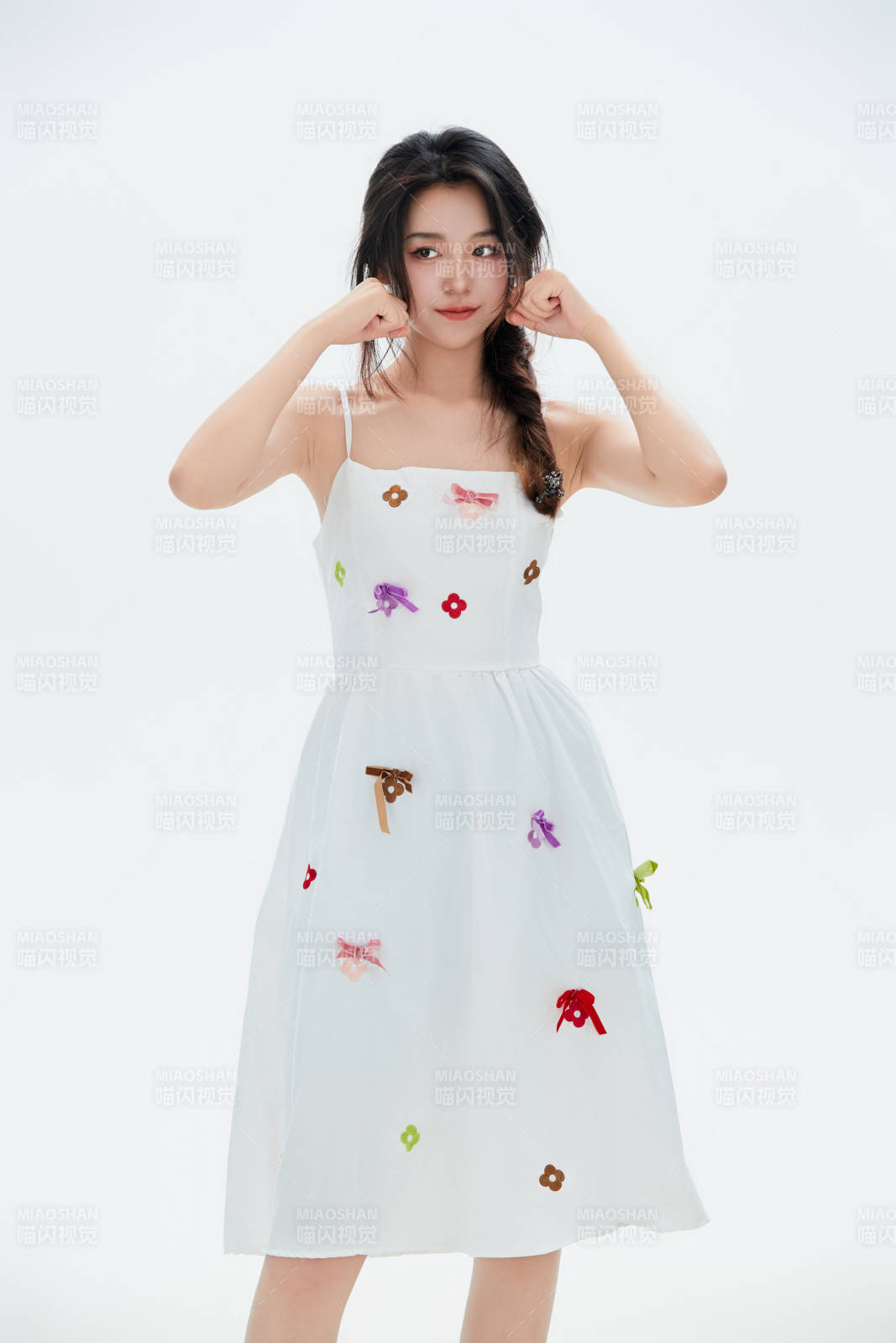 白色背景里的中国女性大学生图片