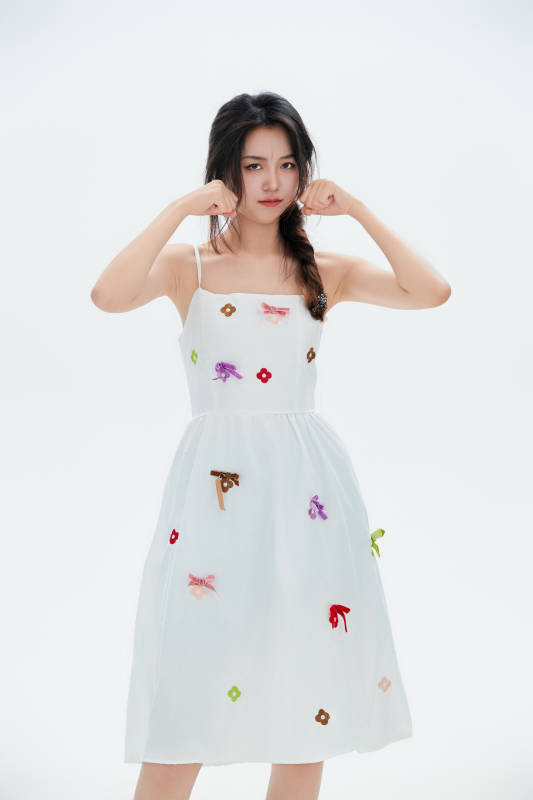 白色背景里的中国女性大学生图片