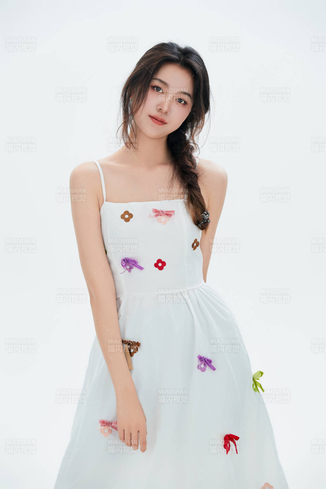 白色背景里的中国女性大学生图片