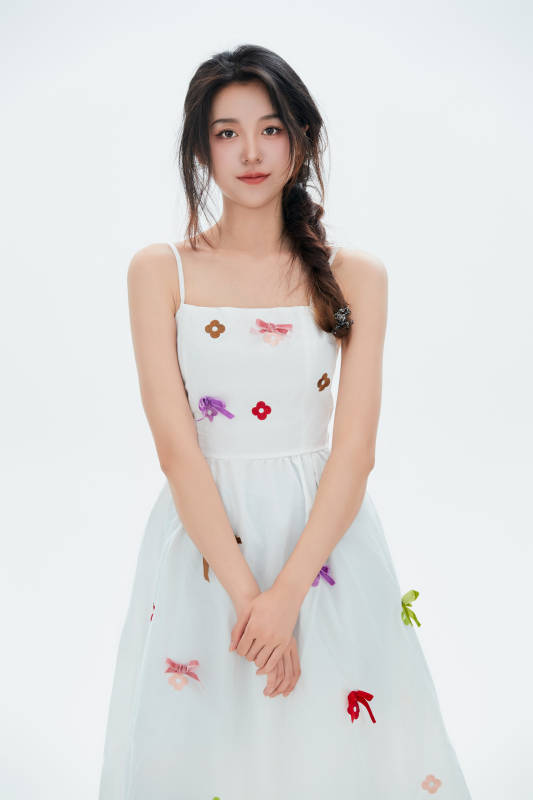 白色背景里的中国女性大学生图片