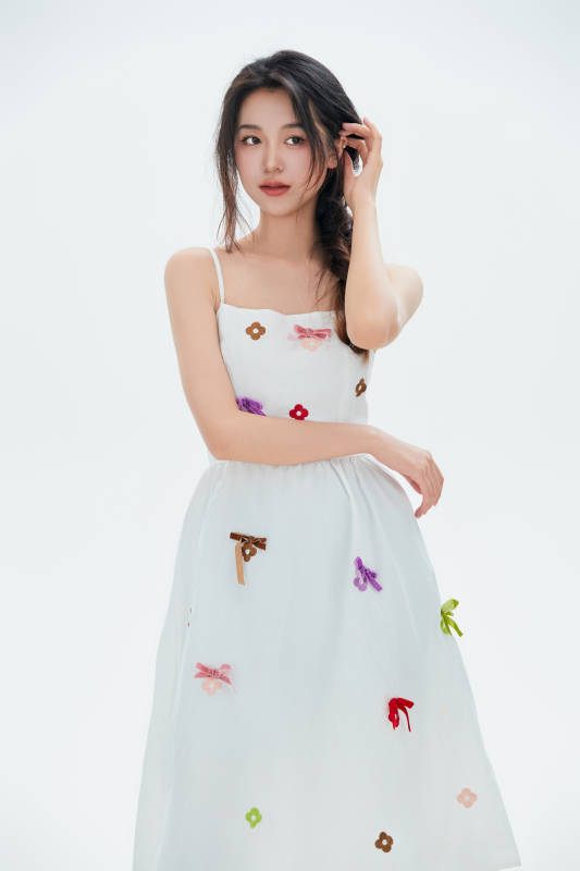 白色背景里的中国女性大学生图片