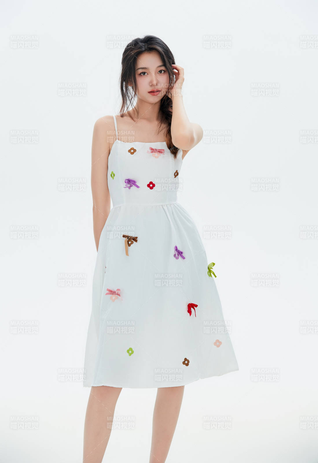 白色背景里的中国女性大学生图片