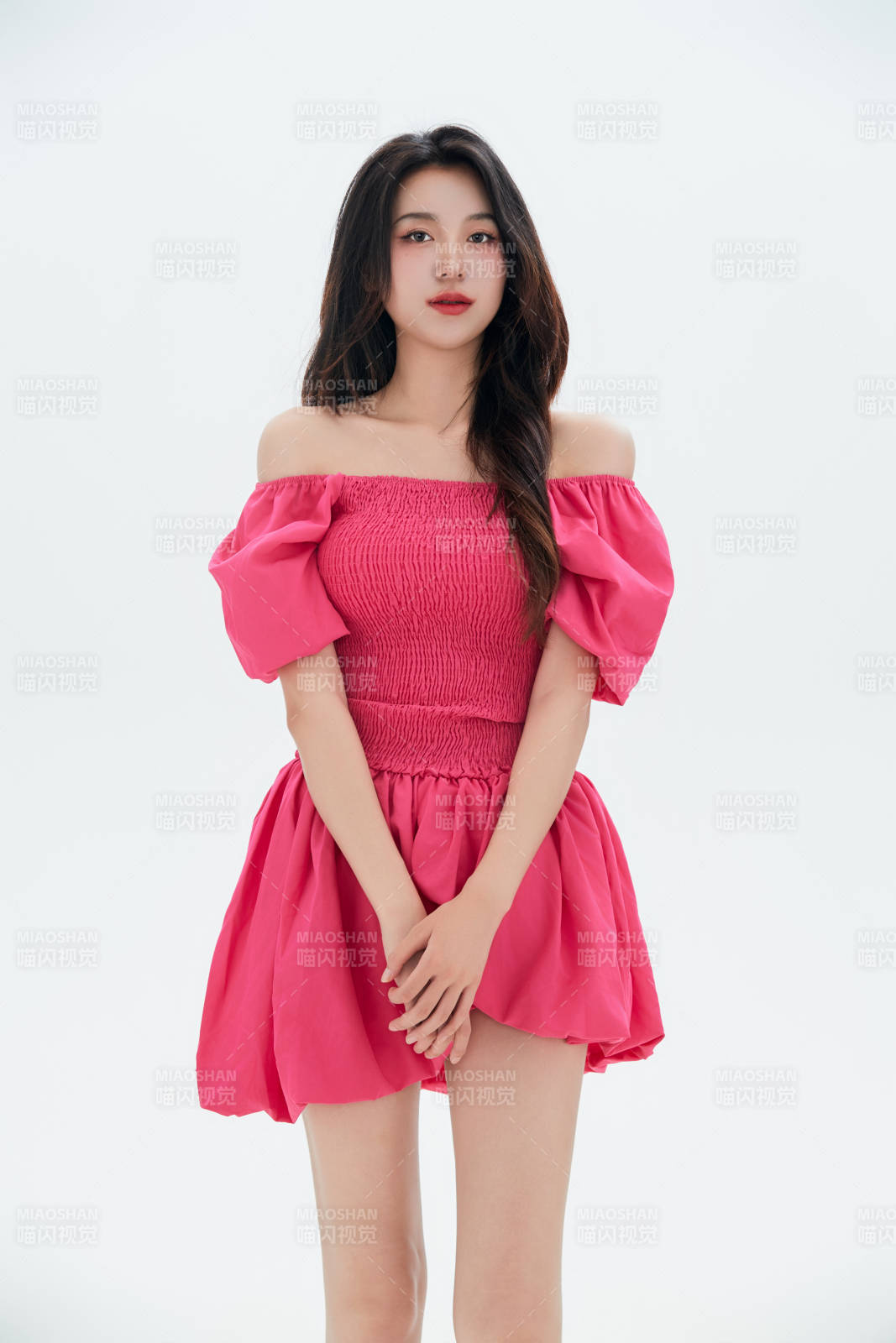 白色背景里的中国女性大学生图片