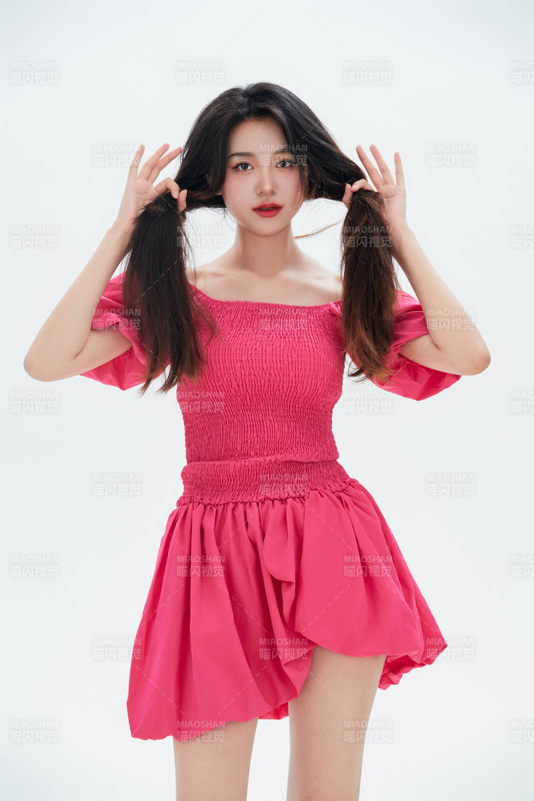 白色背景里的中国女性大学生图片