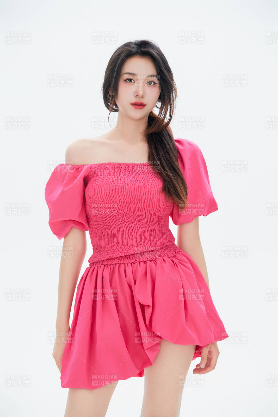 白色背景里的中国女性大学生图片