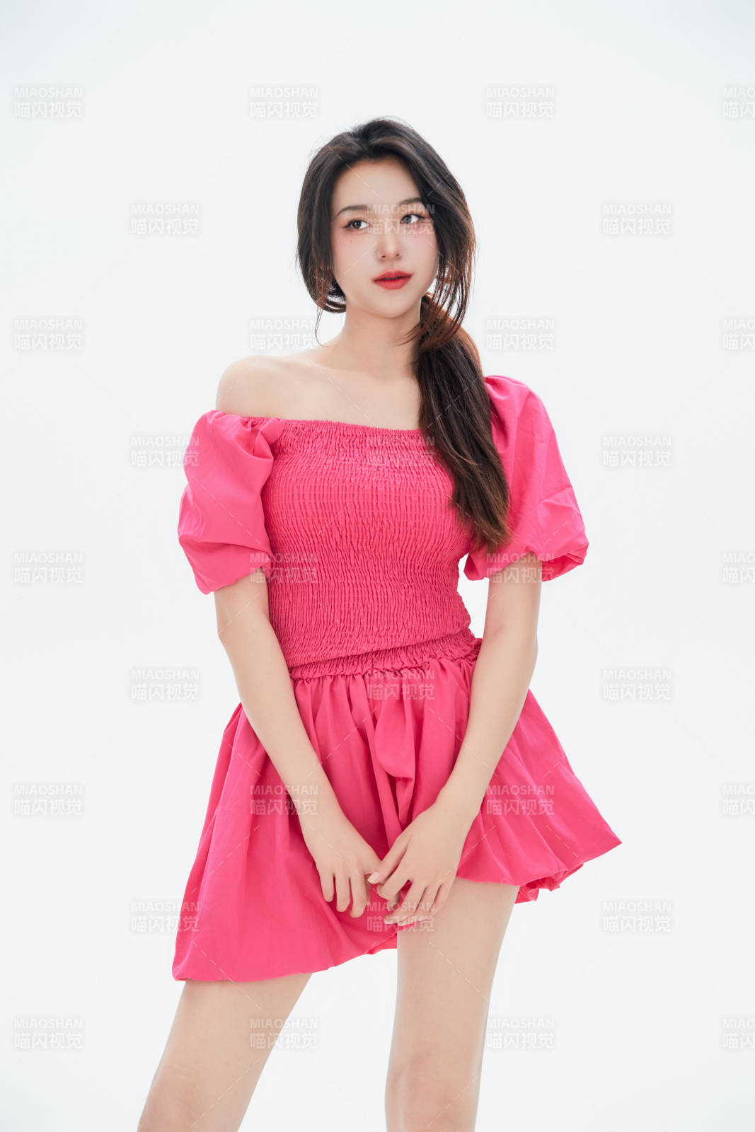 白色背景里的中国女性大学生图片