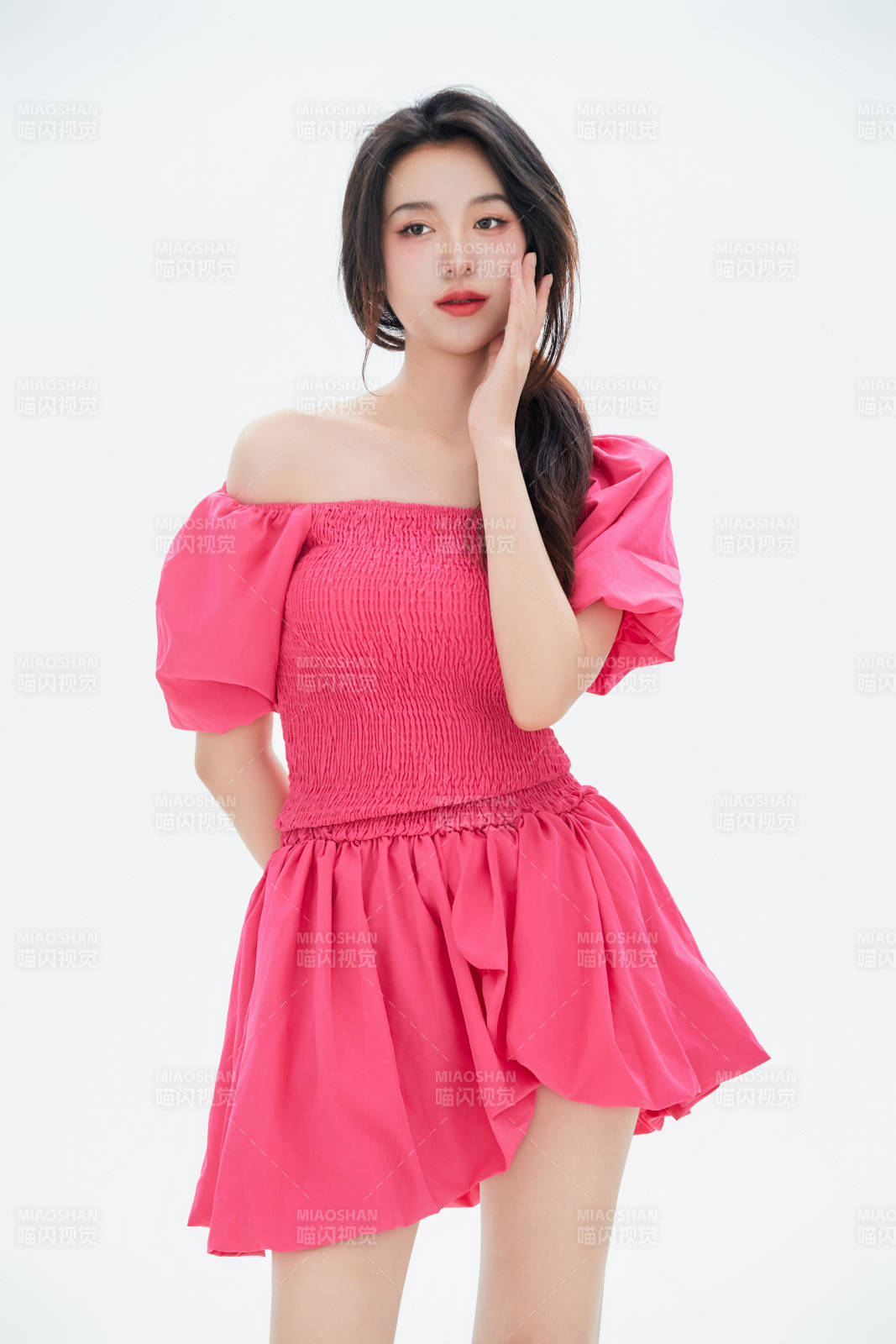 白色背景里的中国女性大学生图片