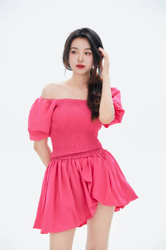 白色背景里的中国女性大学生图片