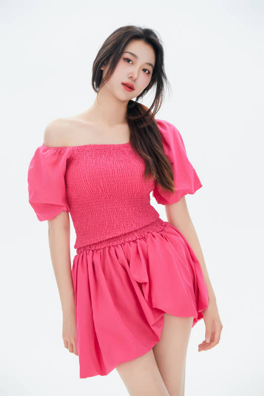 白色背景里的中国女性大学生图片