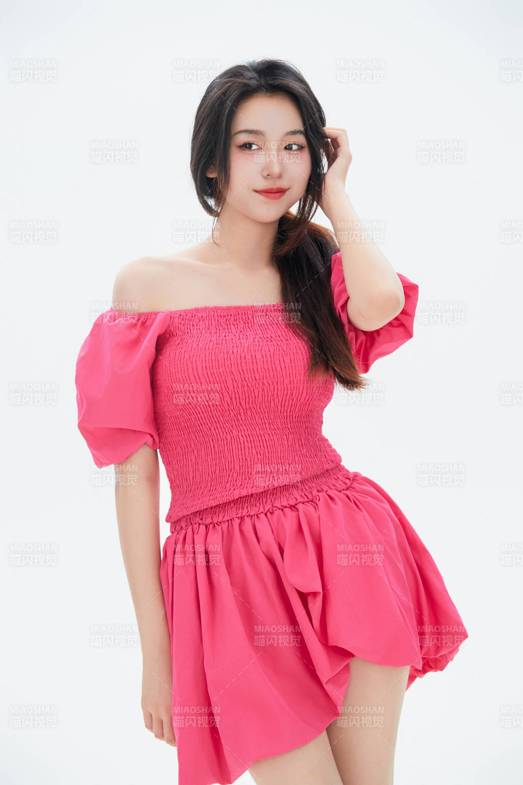 白色背景里的中国女性大学生图片