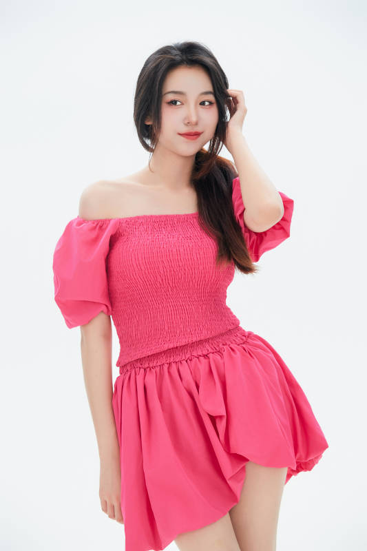 白色背景里的中国女性大学生图片