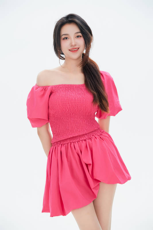 白色背景里的中国女性大学生图片