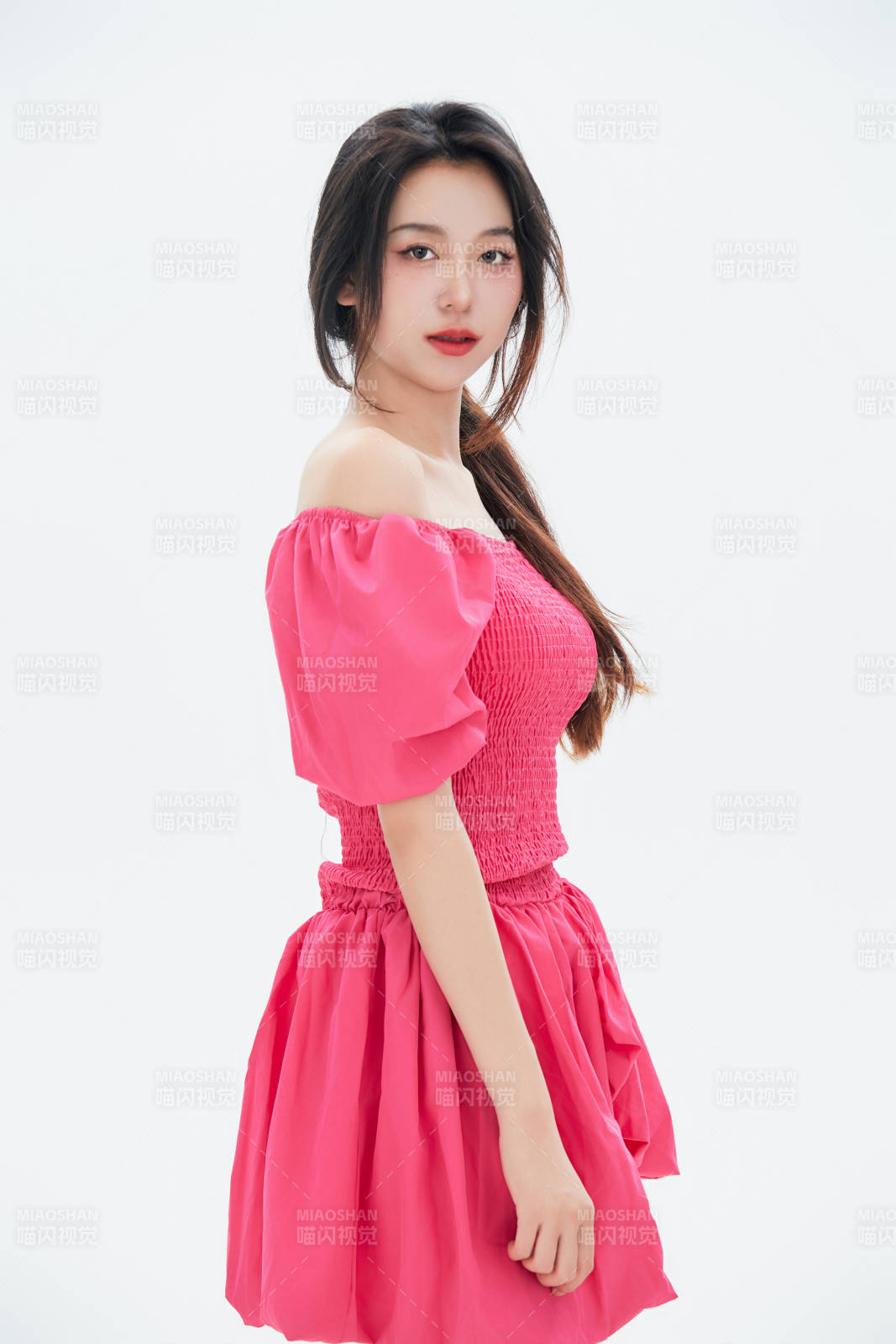 白色背景里的中国女性大学生图片