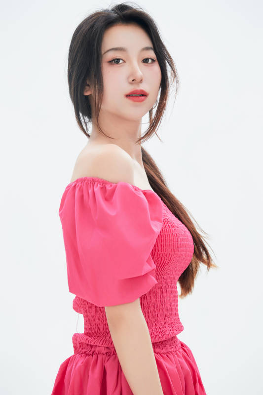 白色背景里的中国女性大学生图片