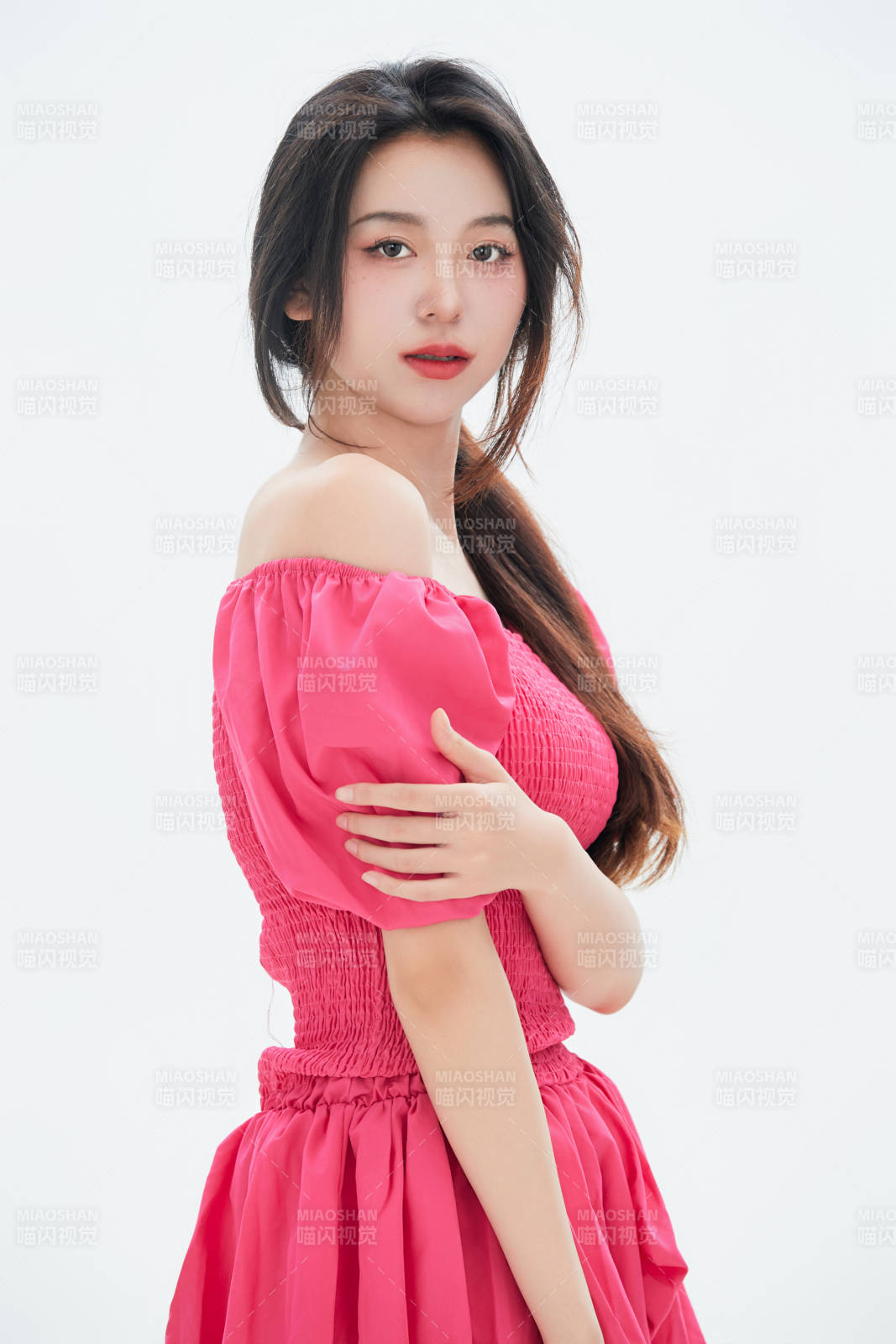 白色背景里的中国女性大学生图片