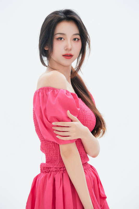 白色背景里的中国女性大学生图片