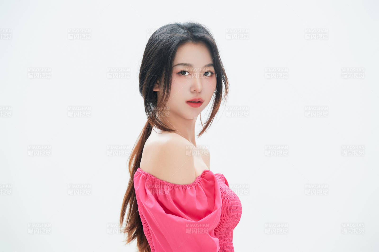 白色背景里的中国女性大学生图片