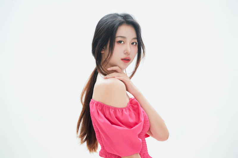 白色背景里的中国女性大学生图片