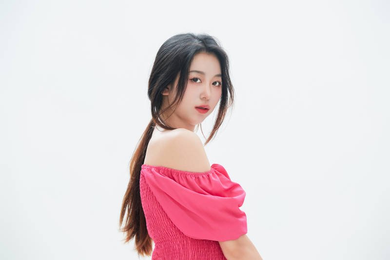 白色背景里的中国女性大学生图片