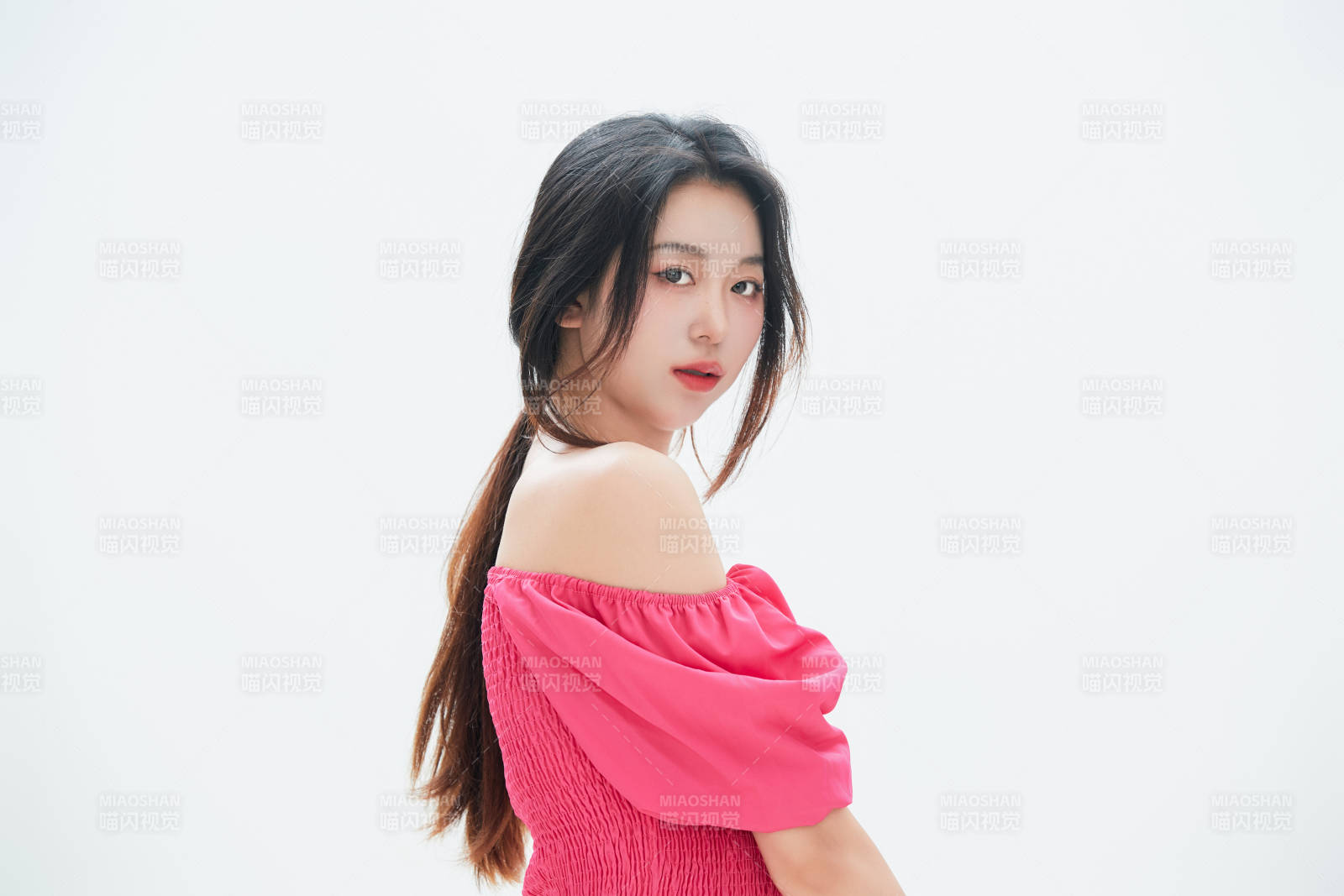 白色背景里的中国女性大学生图片