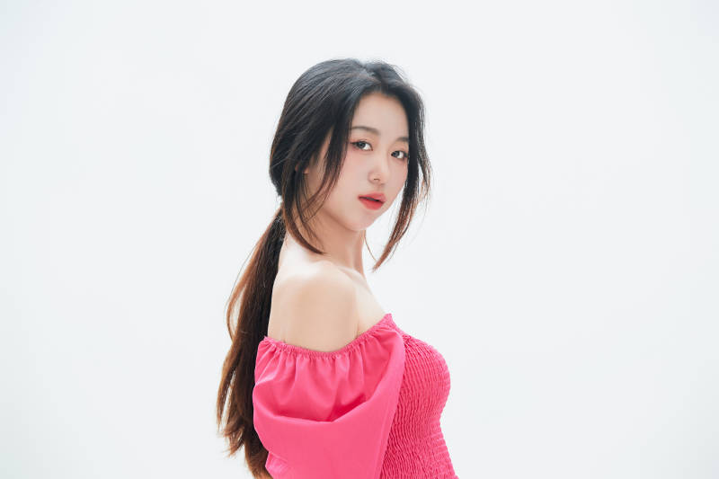 白色背景里的中国女性大学生图片