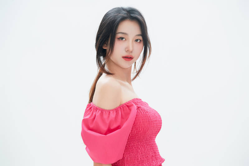 白色背景里的中国女性大学生图片