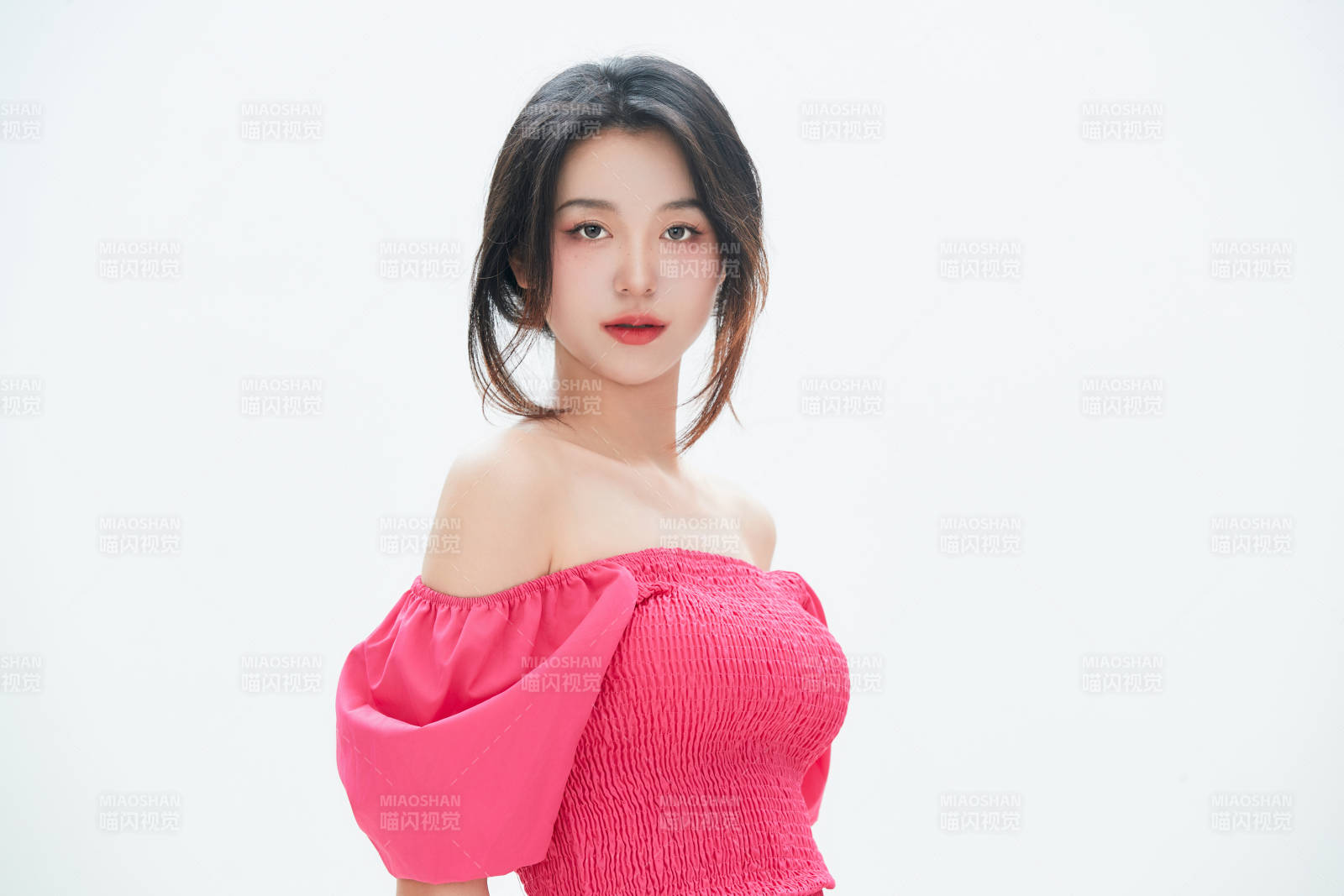 白色背景里的中国女性大学生图片