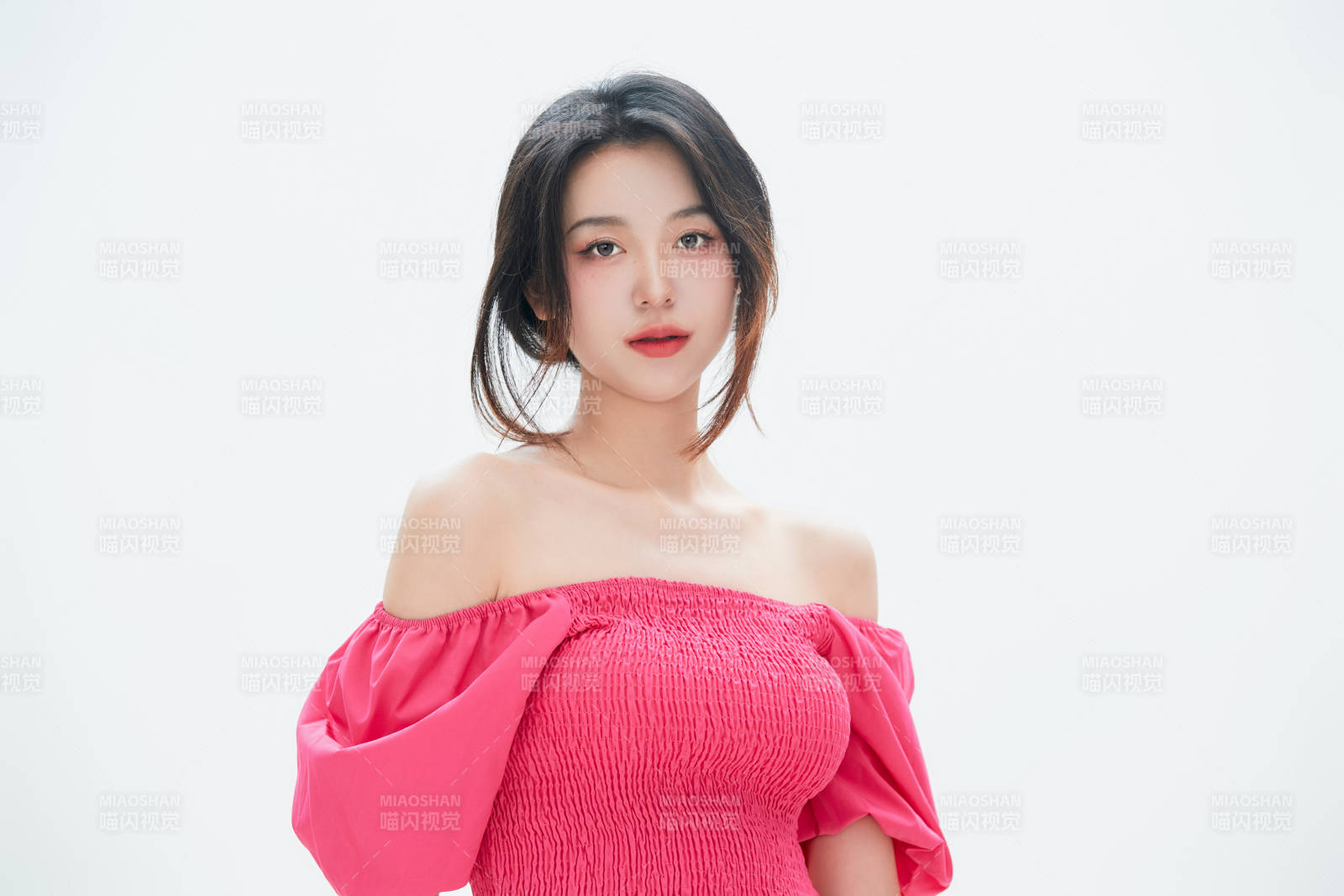 白色背景里的中国女性大学生图片