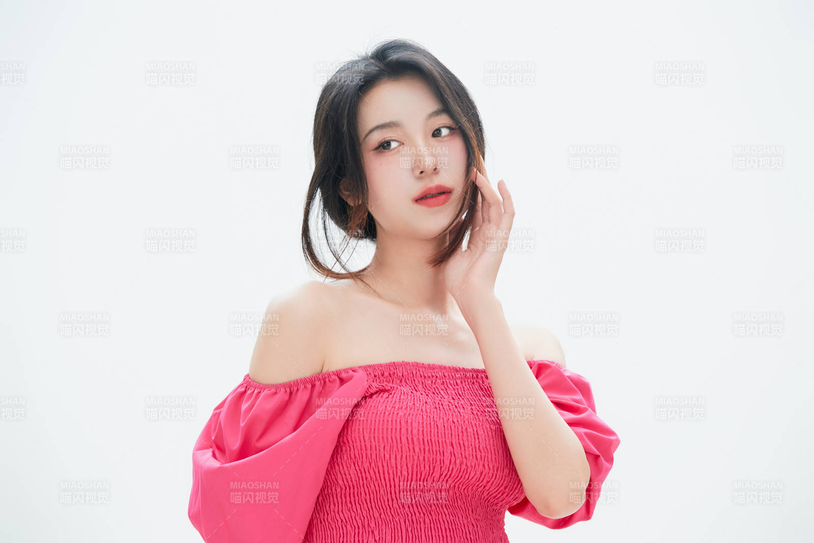 白色背景里的中国女性大学生图片