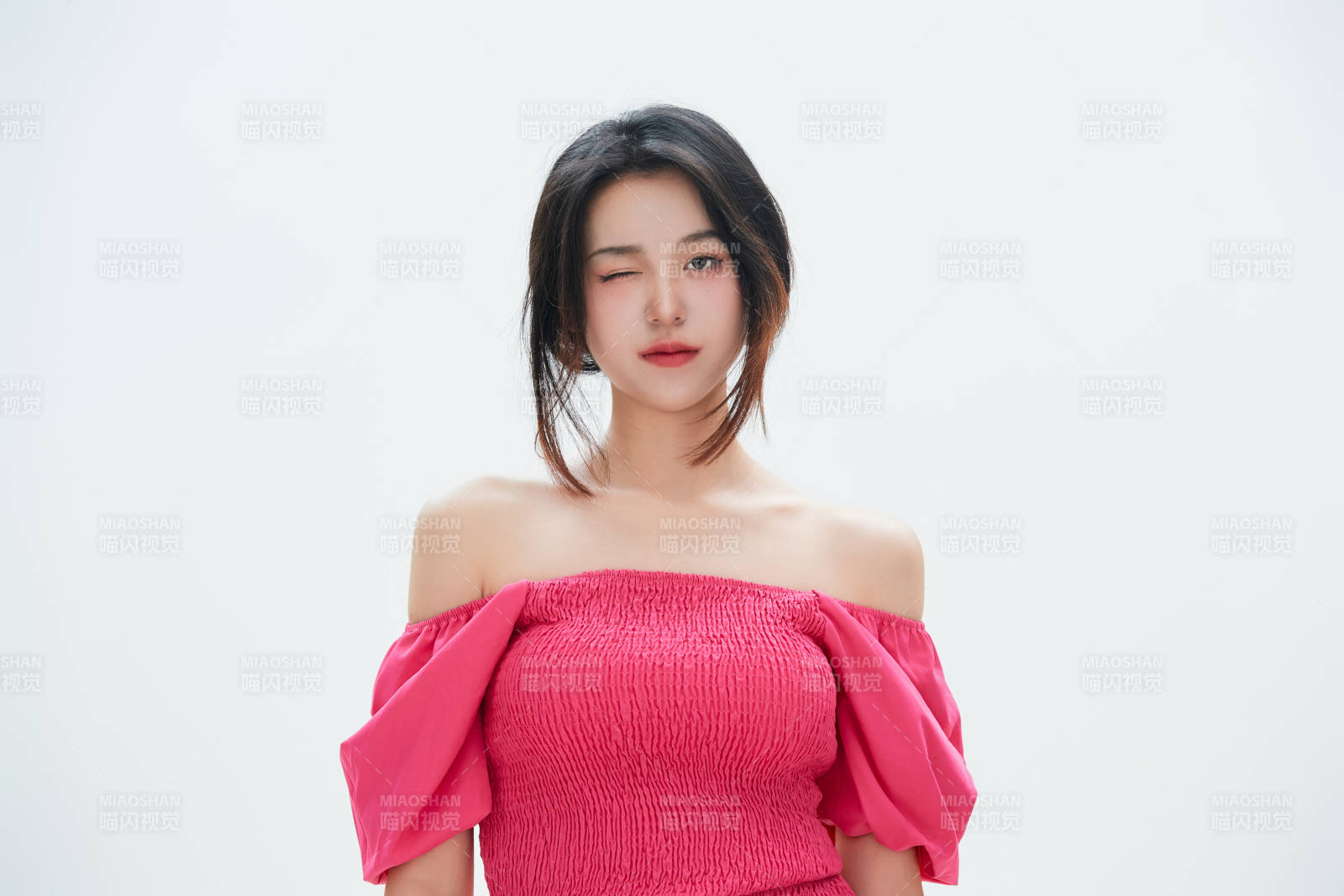 白色背景里的中国女性大学生图片