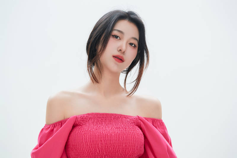 白色背景里的中国女性大学生图片