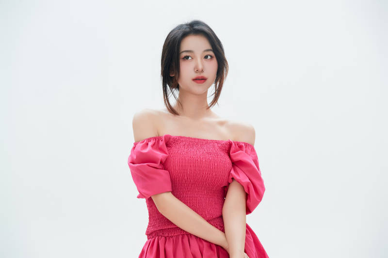 白色背景里的中国女性大学生图片