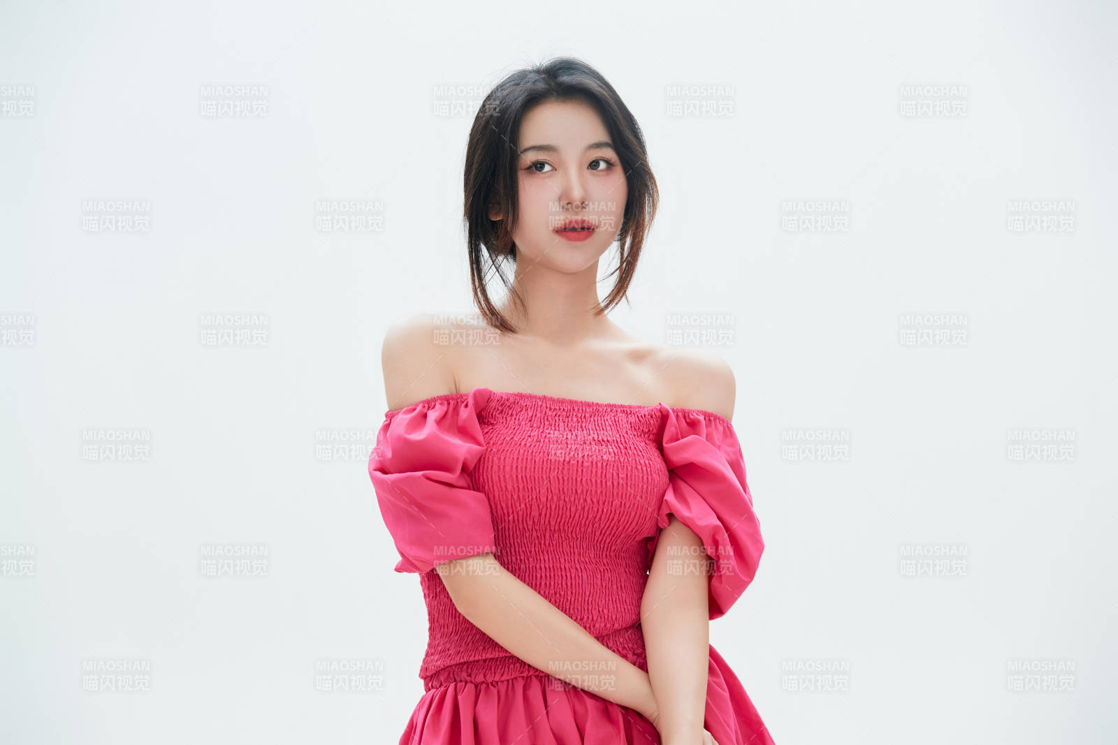 白色背景里的中国女性大学生图片