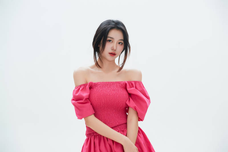 白色背景里的中国女性大学生图片